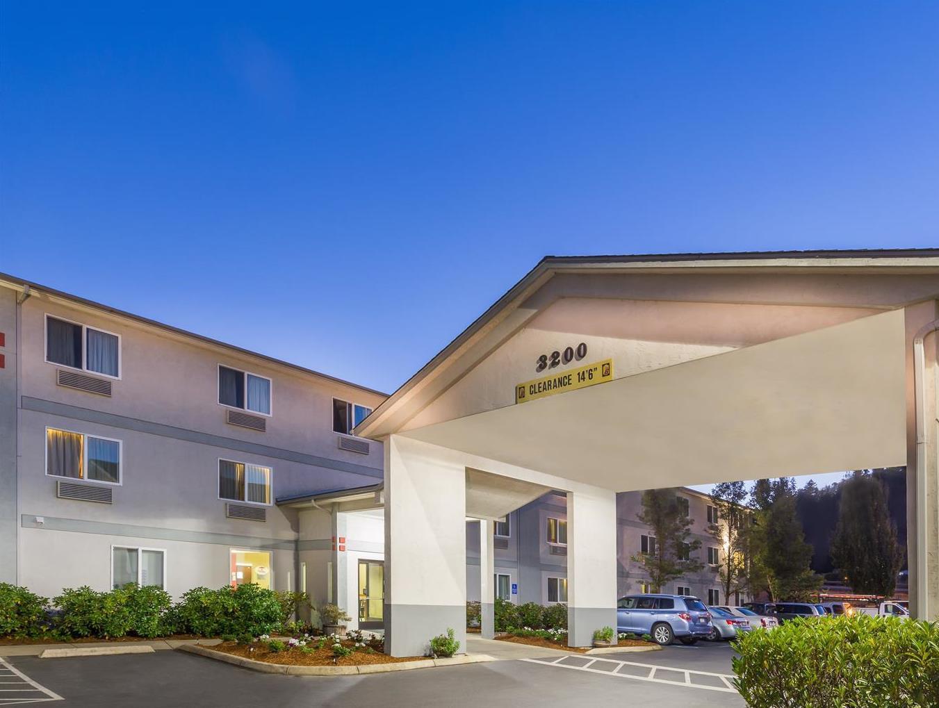 Super 8 by Wyndham Roseburg Hotel Bagian luar foto