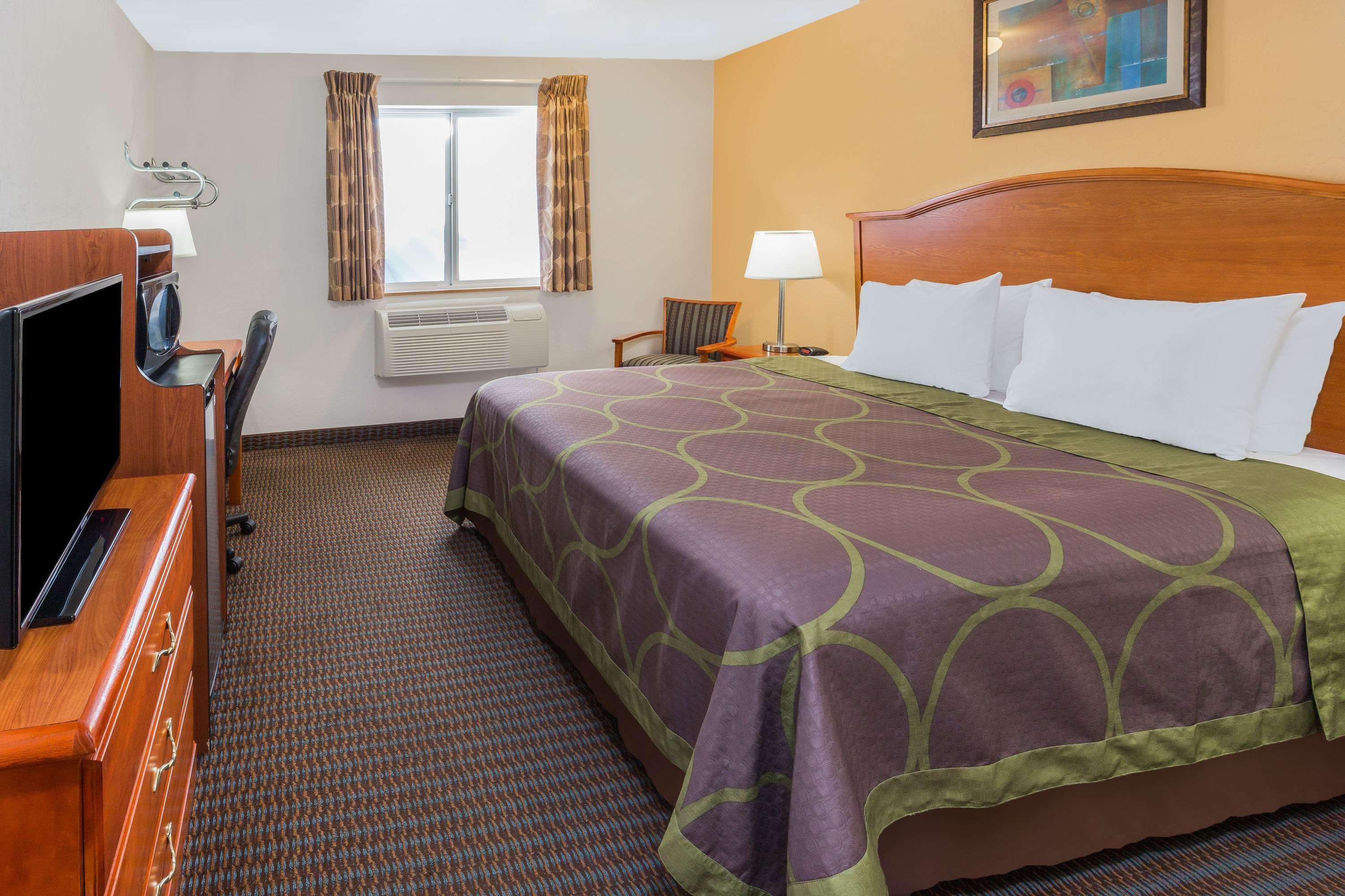 Super 8 by Wyndham Roseburg Hotel Bagian luar foto