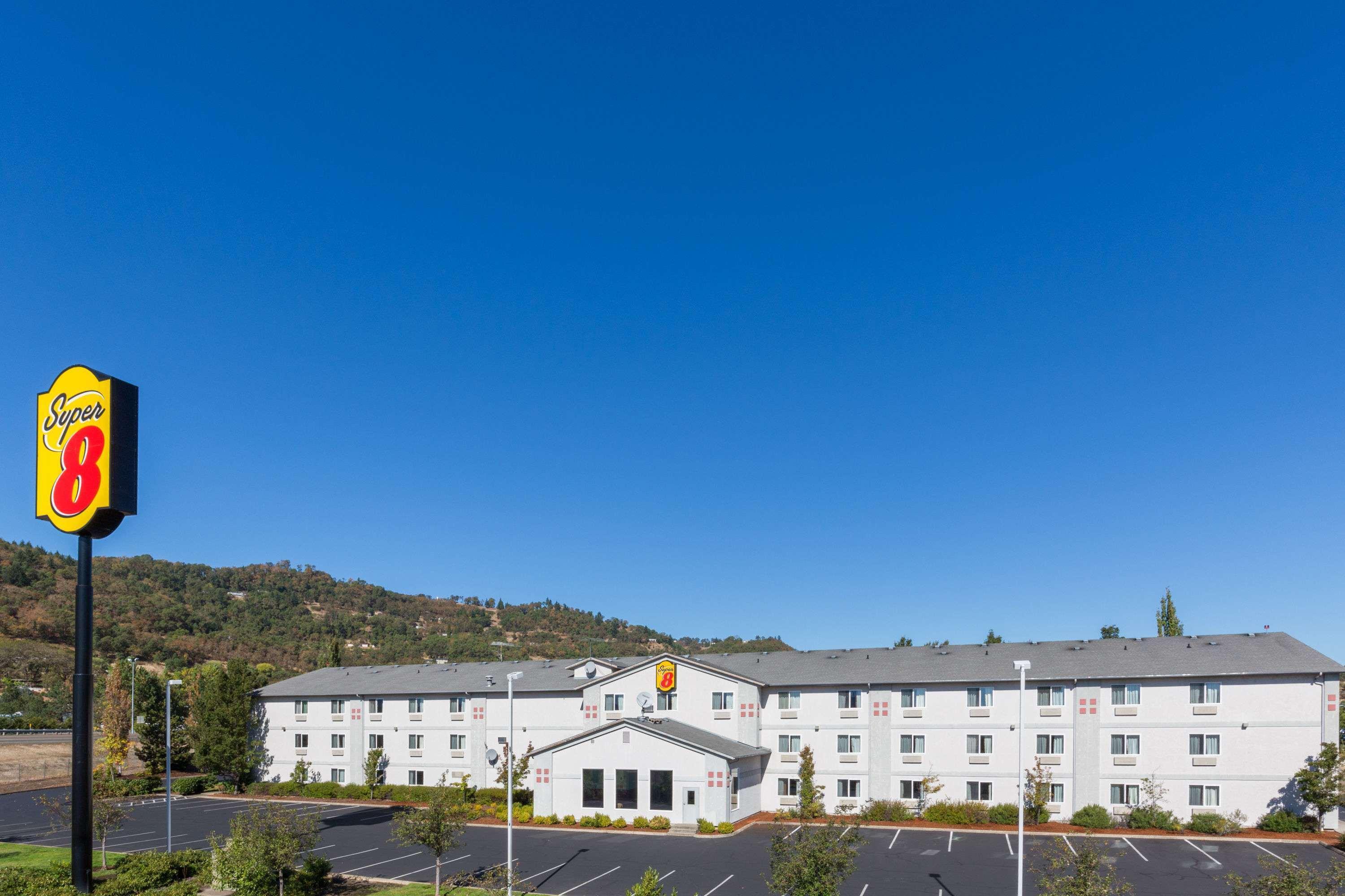 Super 8 by Wyndham Roseburg Hotel Bagian luar foto