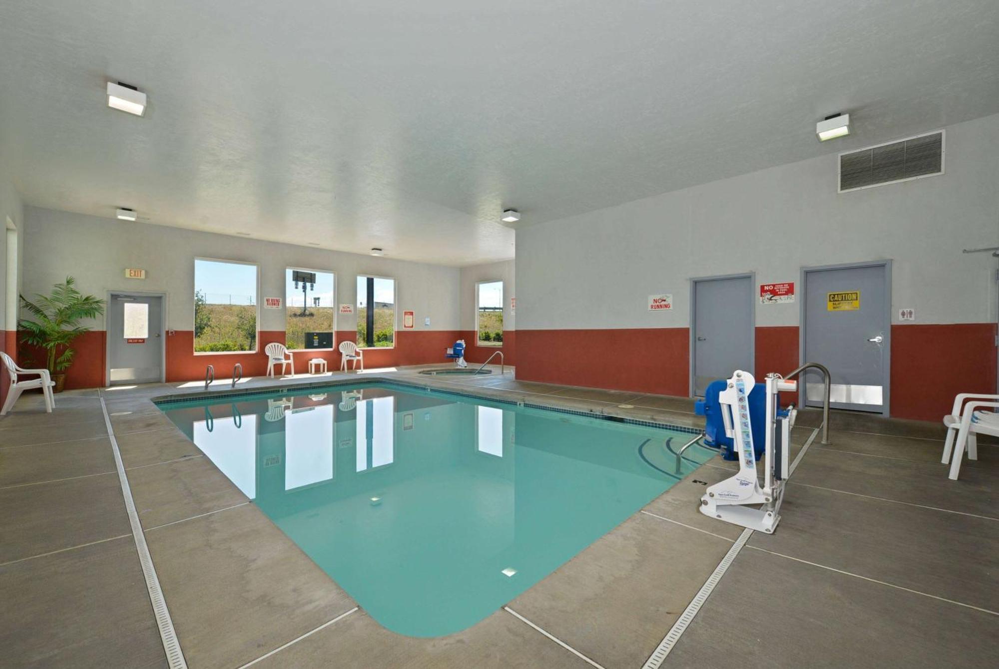 Super 8 by Wyndham Roseburg Hotel Bagian luar foto
