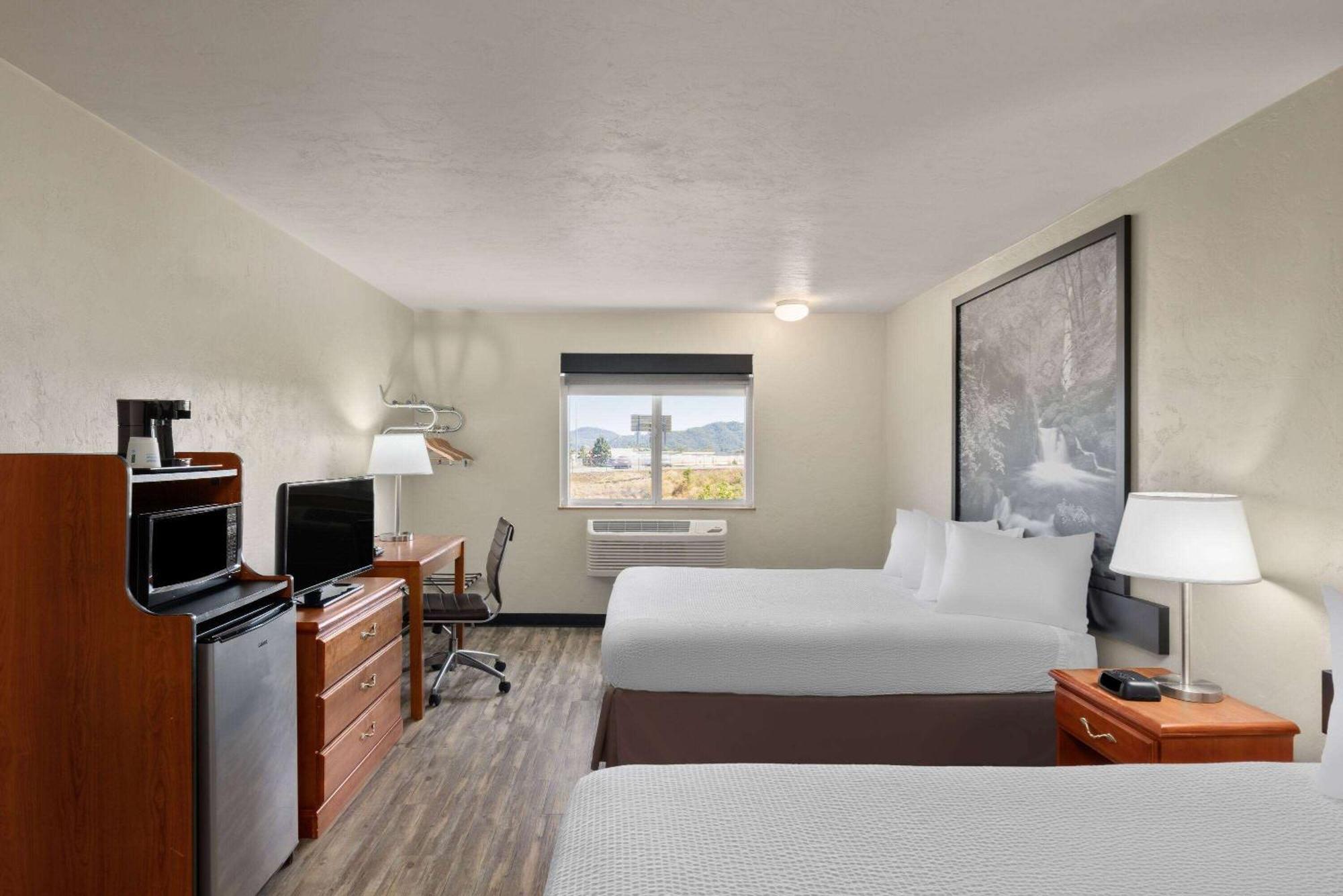 Super 8 by Wyndham Roseburg Hotel Bagian luar foto