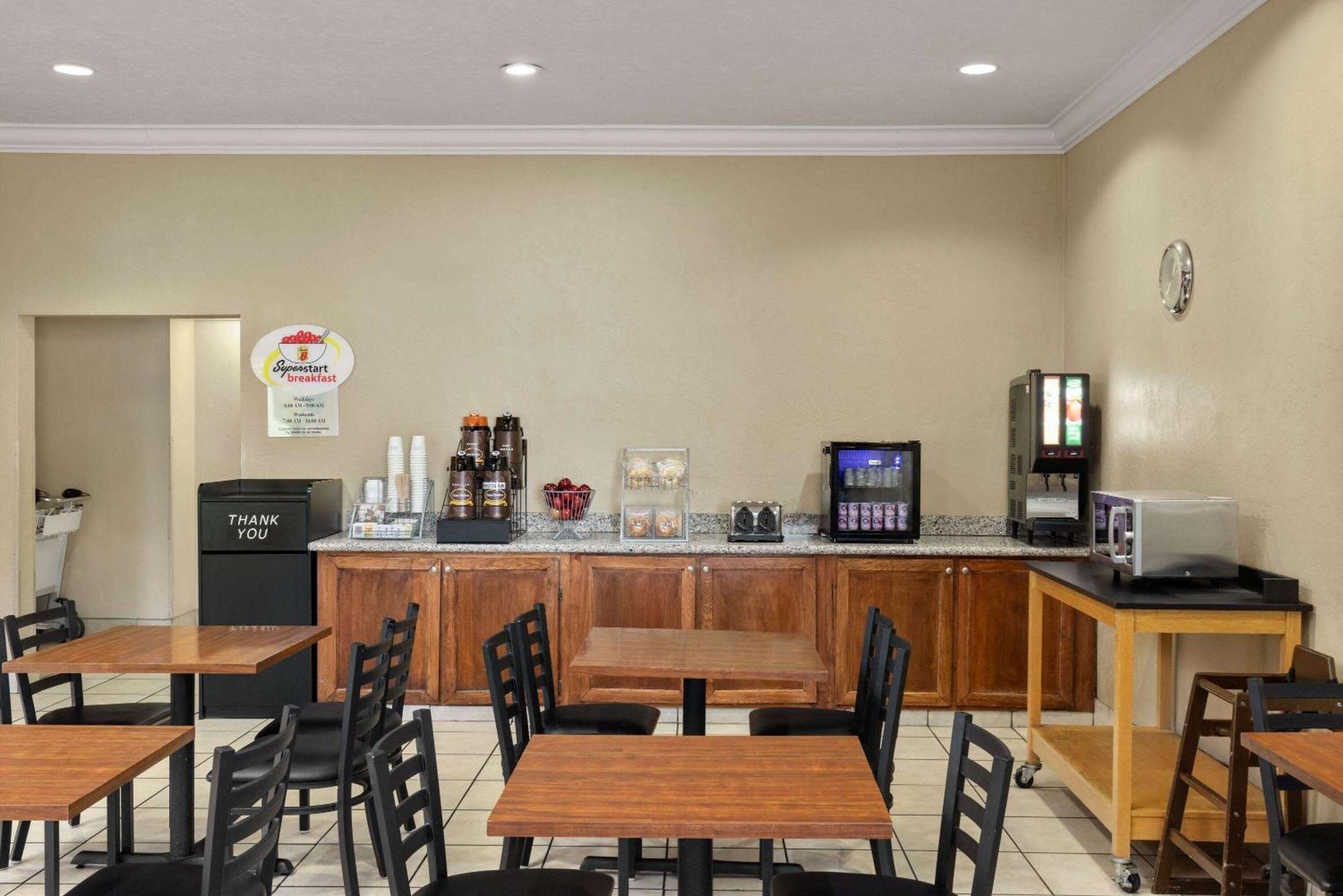 Super 8 by Wyndham Roseburg Hotel Bagian luar foto