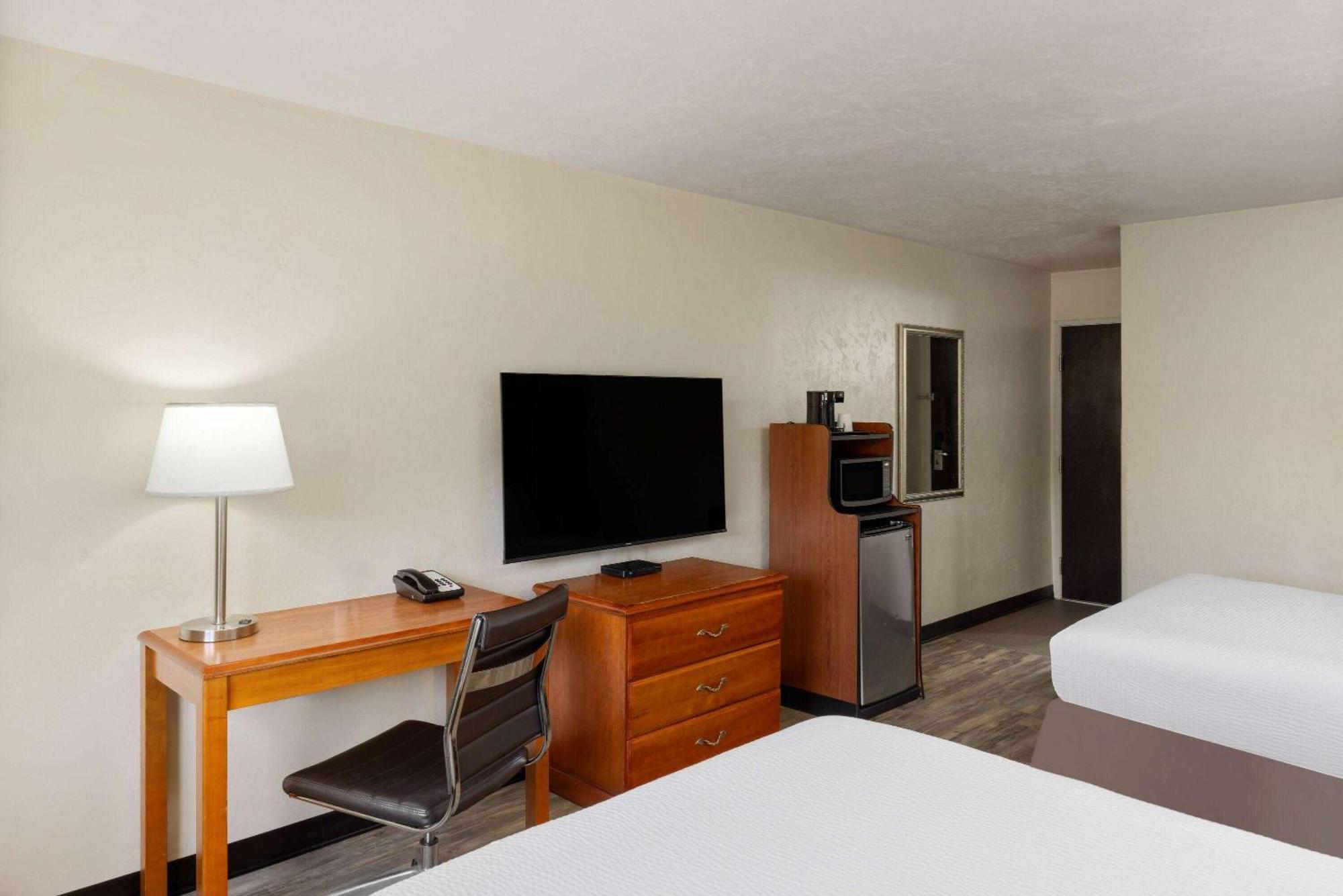 Super 8 by Wyndham Roseburg Hotel Bagian luar foto
