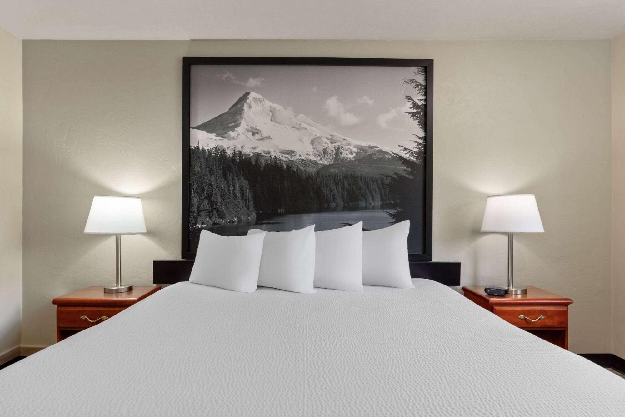 Super 8 by Wyndham Roseburg Hotel Bagian luar foto