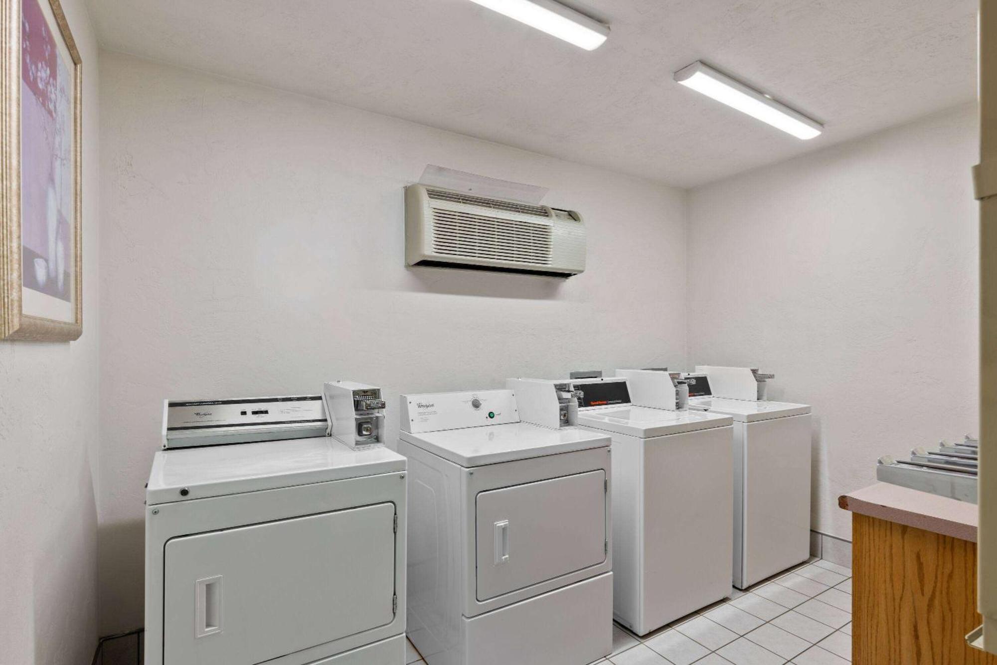 Super 8 by Wyndham Roseburg Hotel Bagian luar foto
