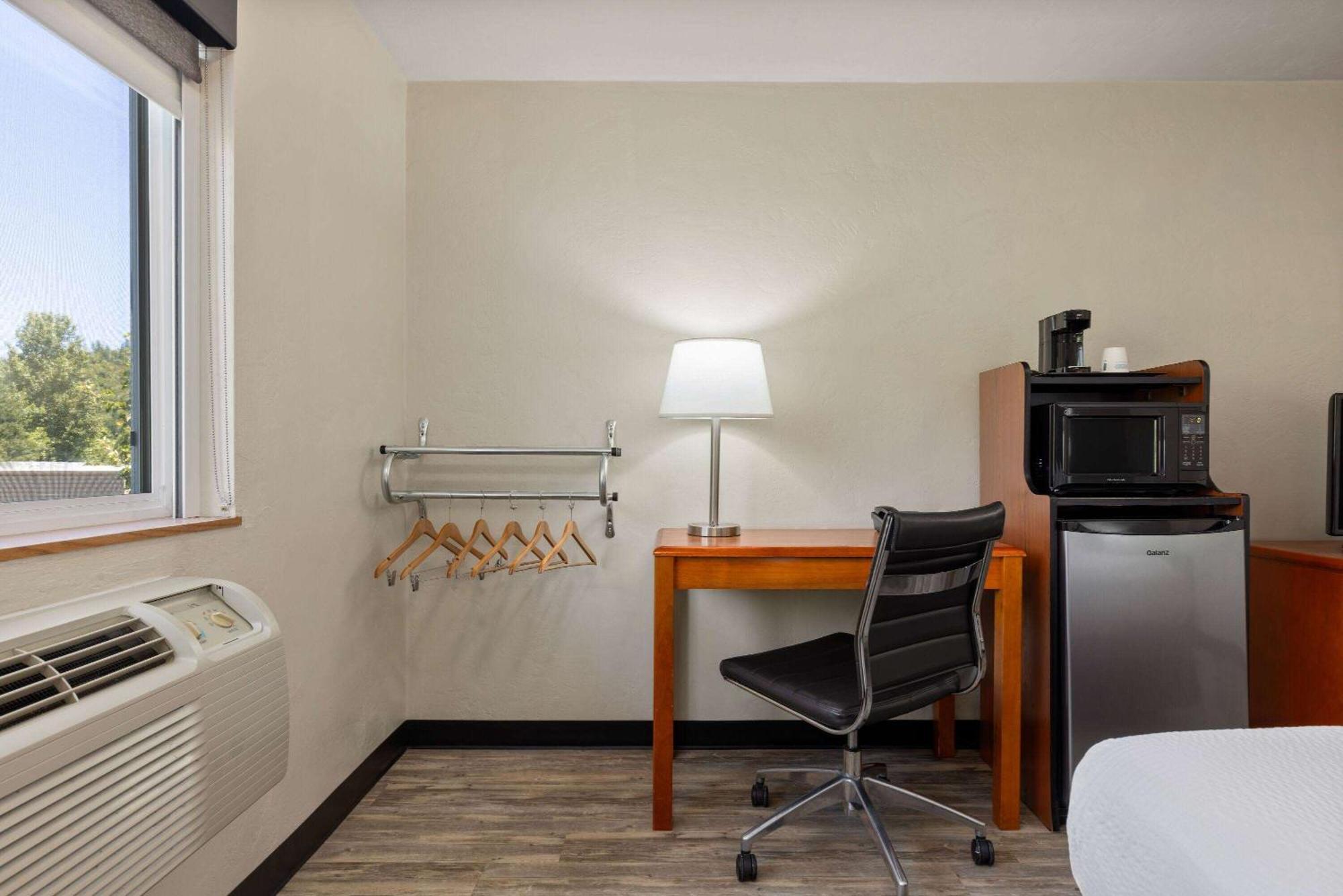 Super 8 by Wyndham Roseburg Hotel Bagian luar foto