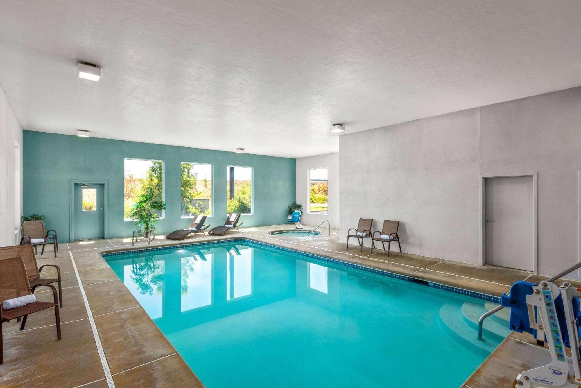 Super 8 by Wyndham Roseburg Hotel Bagian luar foto