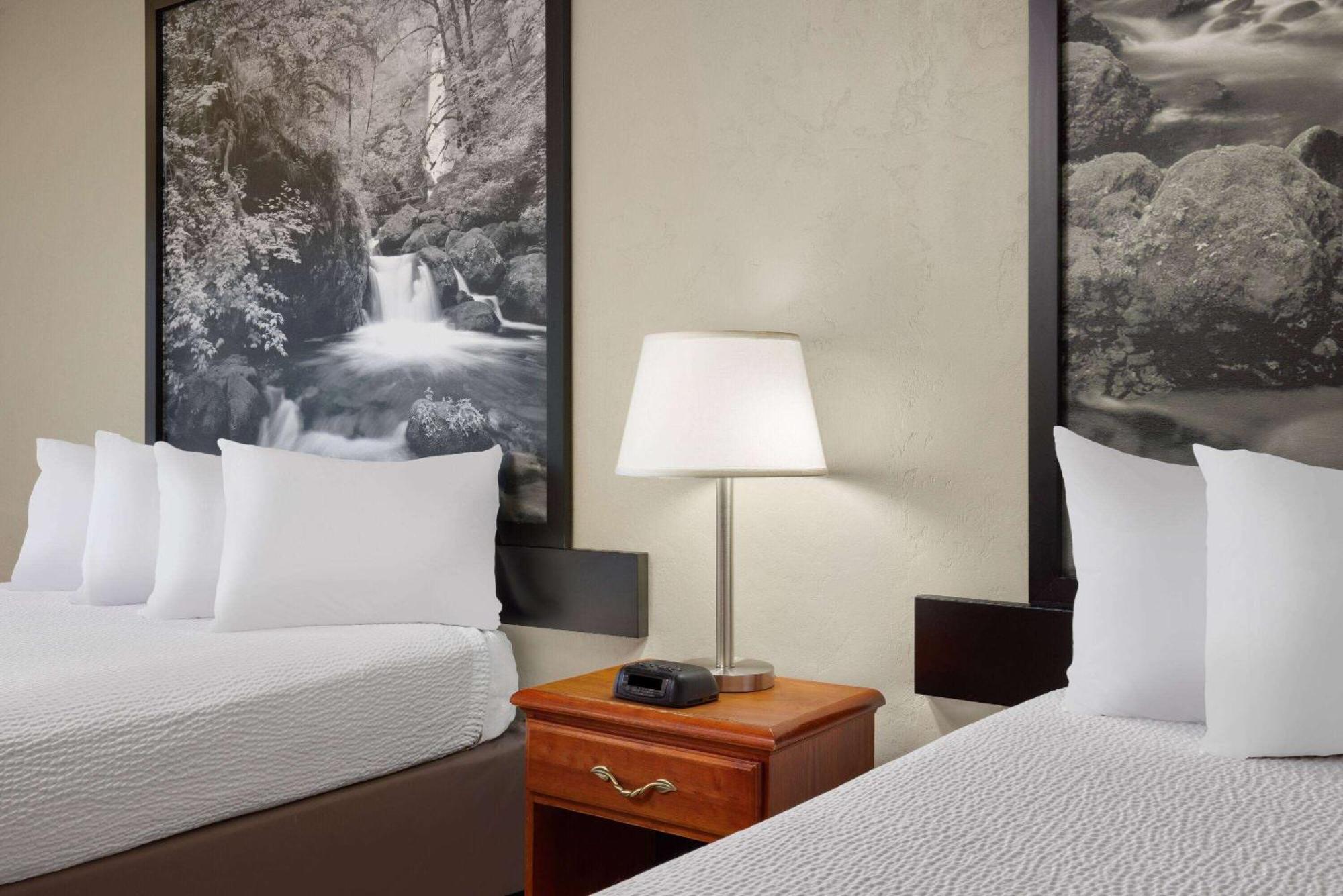 Super 8 by Wyndham Roseburg Hotel Bagian luar foto