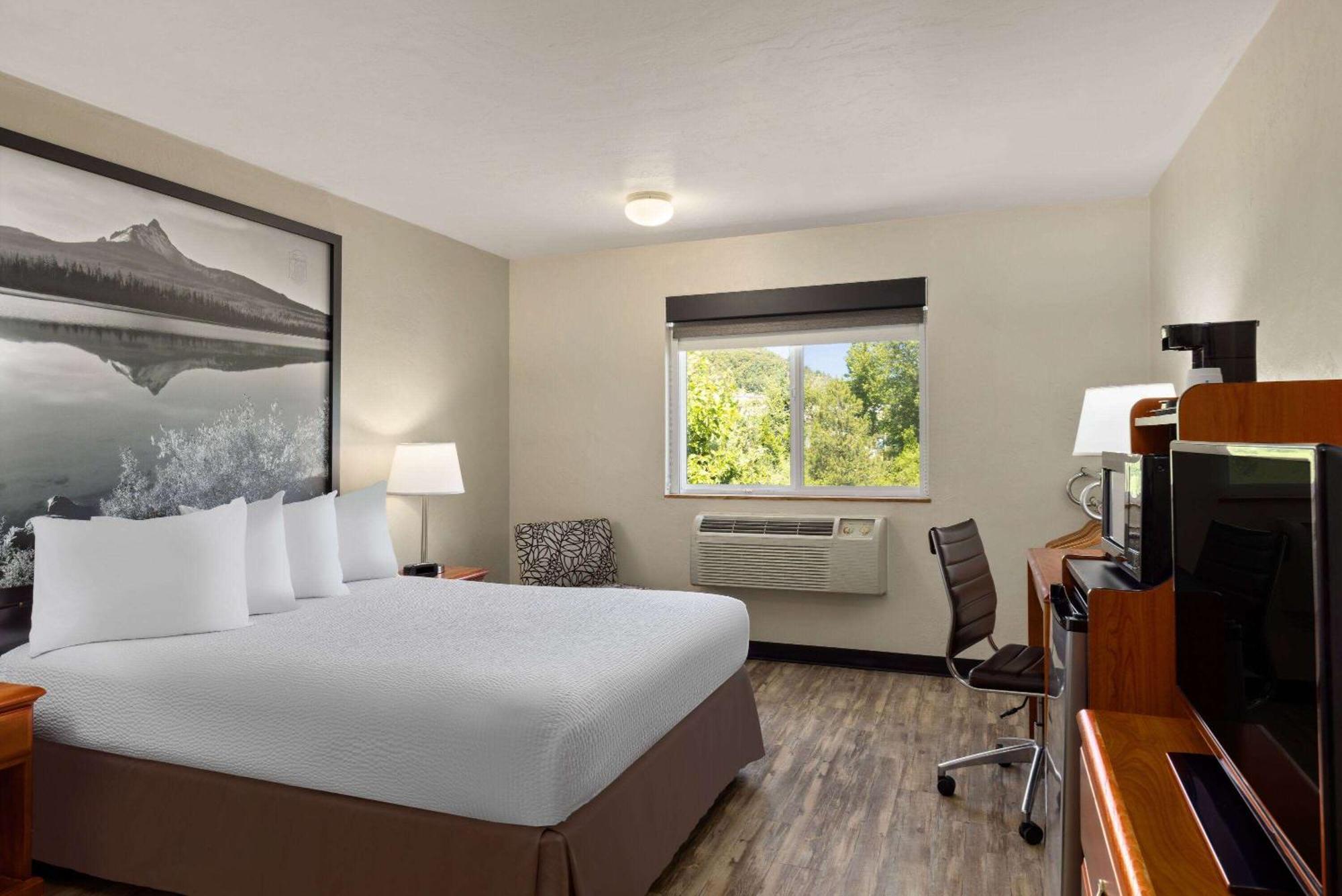 Super 8 by Wyndham Roseburg Hotel Bagian luar foto