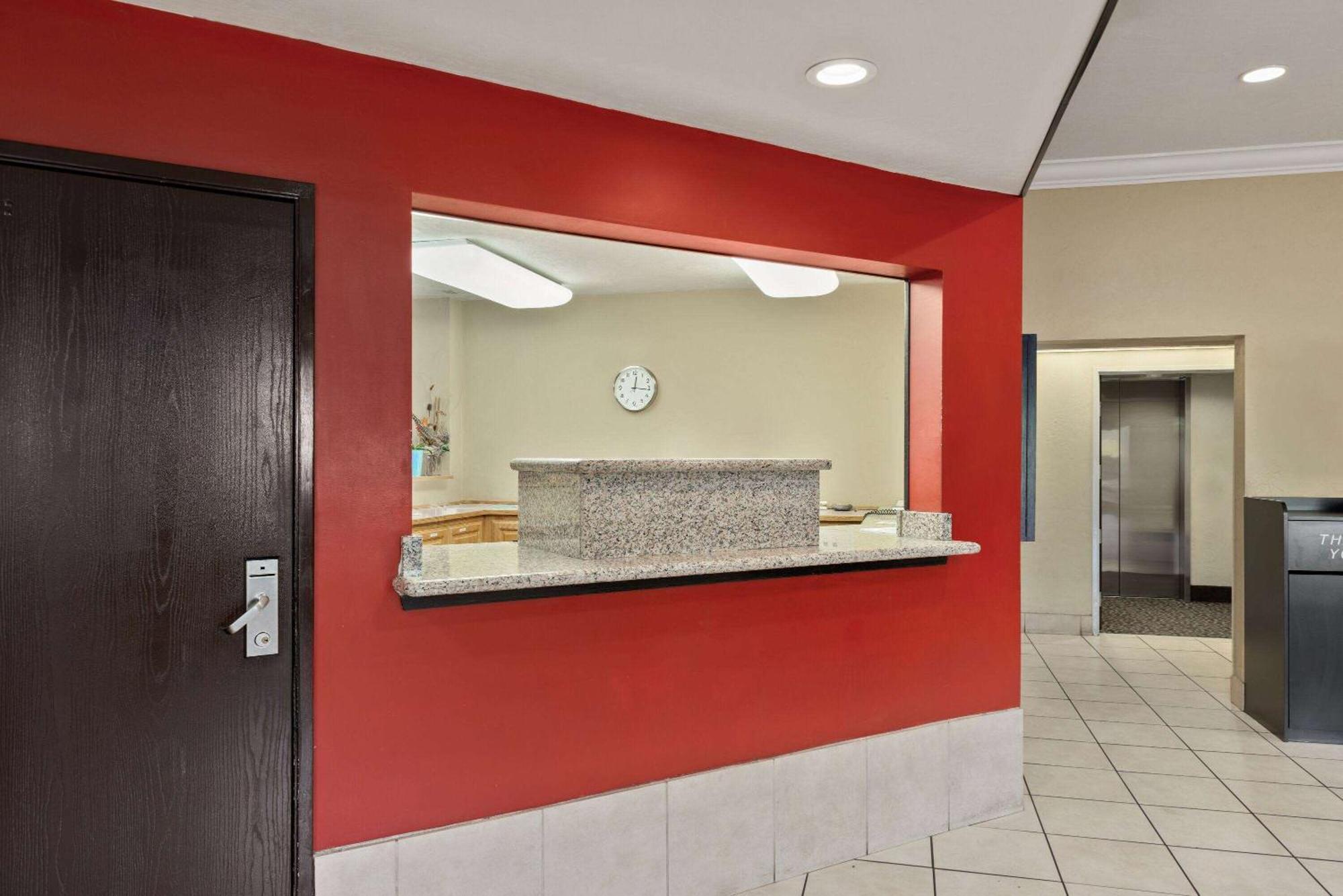Super 8 by Wyndham Roseburg Hotel Bagian luar foto