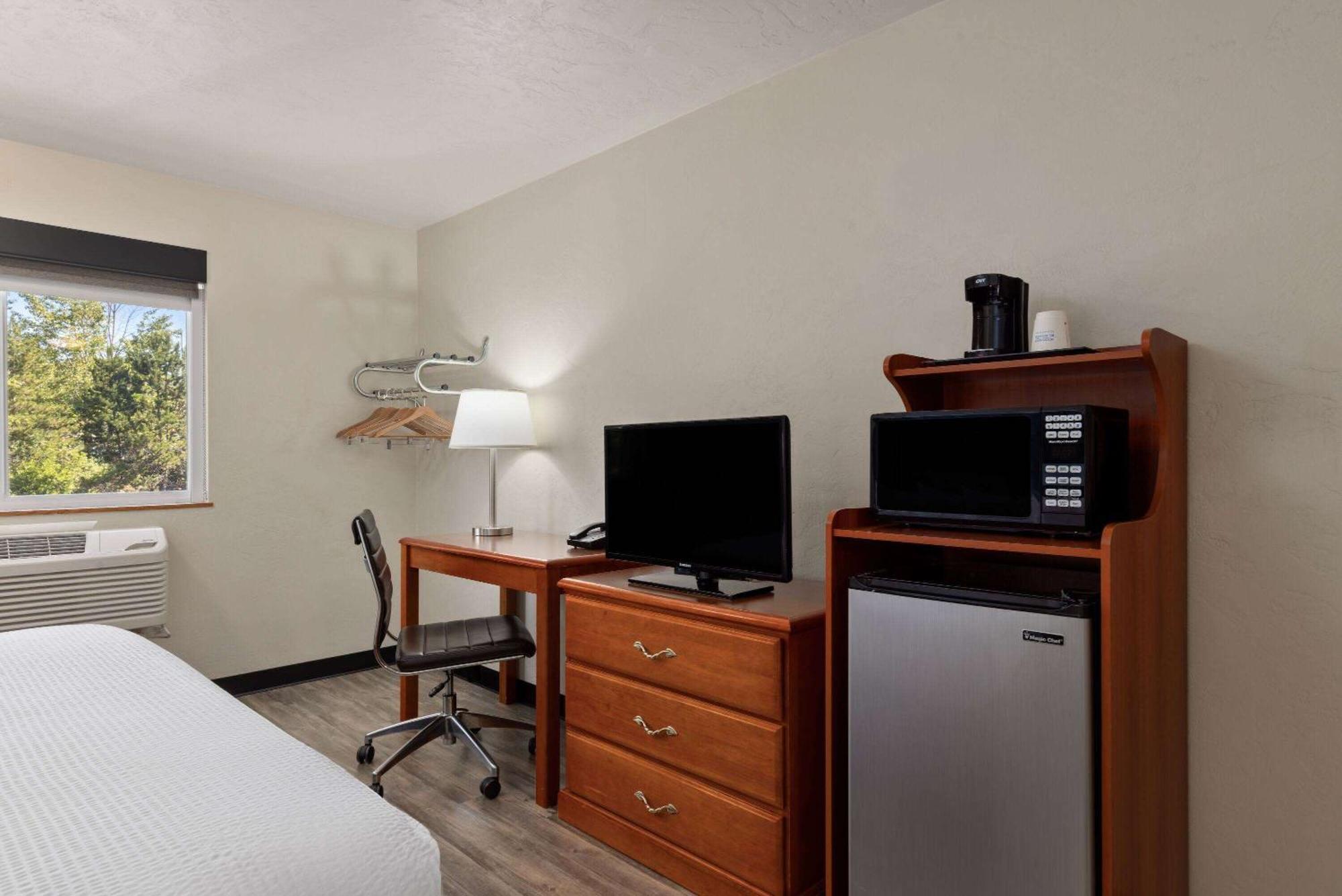 Super 8 by Wyndham Roseburg Hotel Bagian luar foto