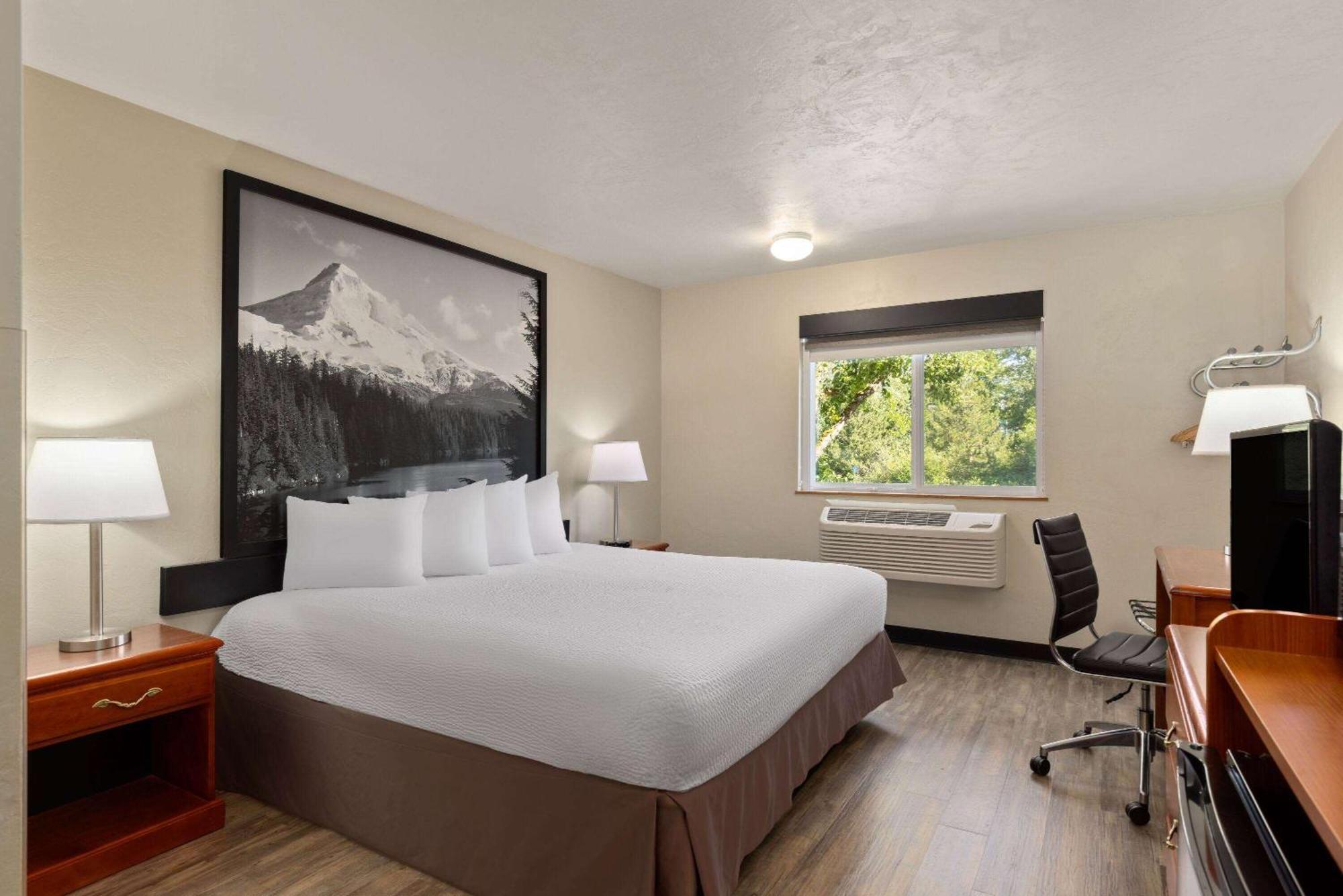 Super 8 by Wyndham Roseburg Hotel Bagian luar foto