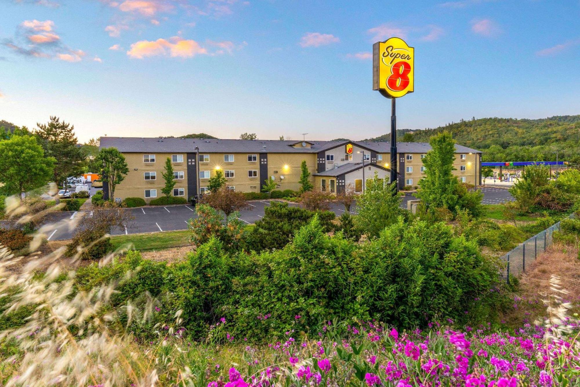 Super 8 by Wyndham Roseburg Hotel Bagian luar foto