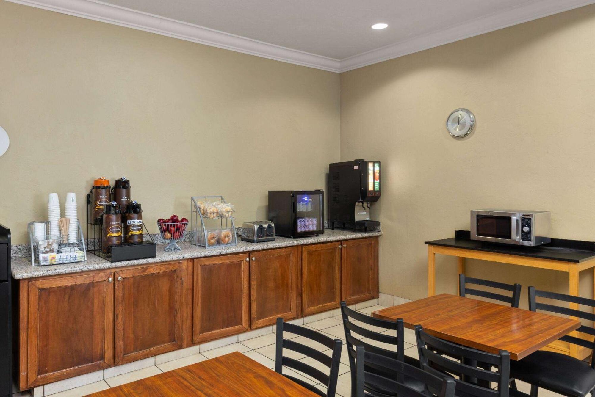 Super 8 by Wyndham Roseburg Hotel Bagian luar foto