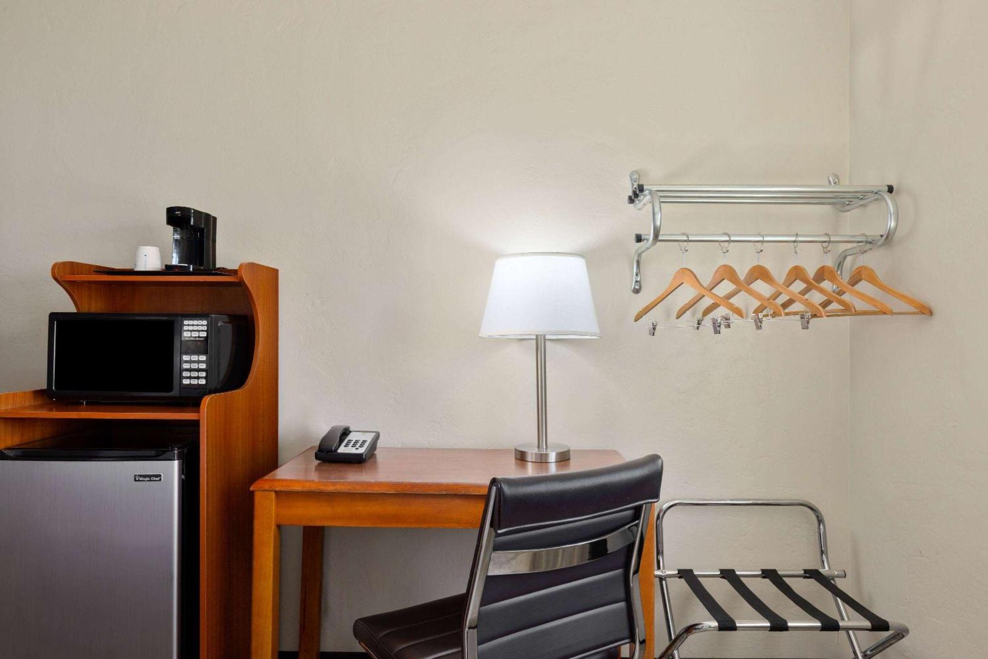 Super 8 by Wyndham Roseburg Hotel Bagian luar foto