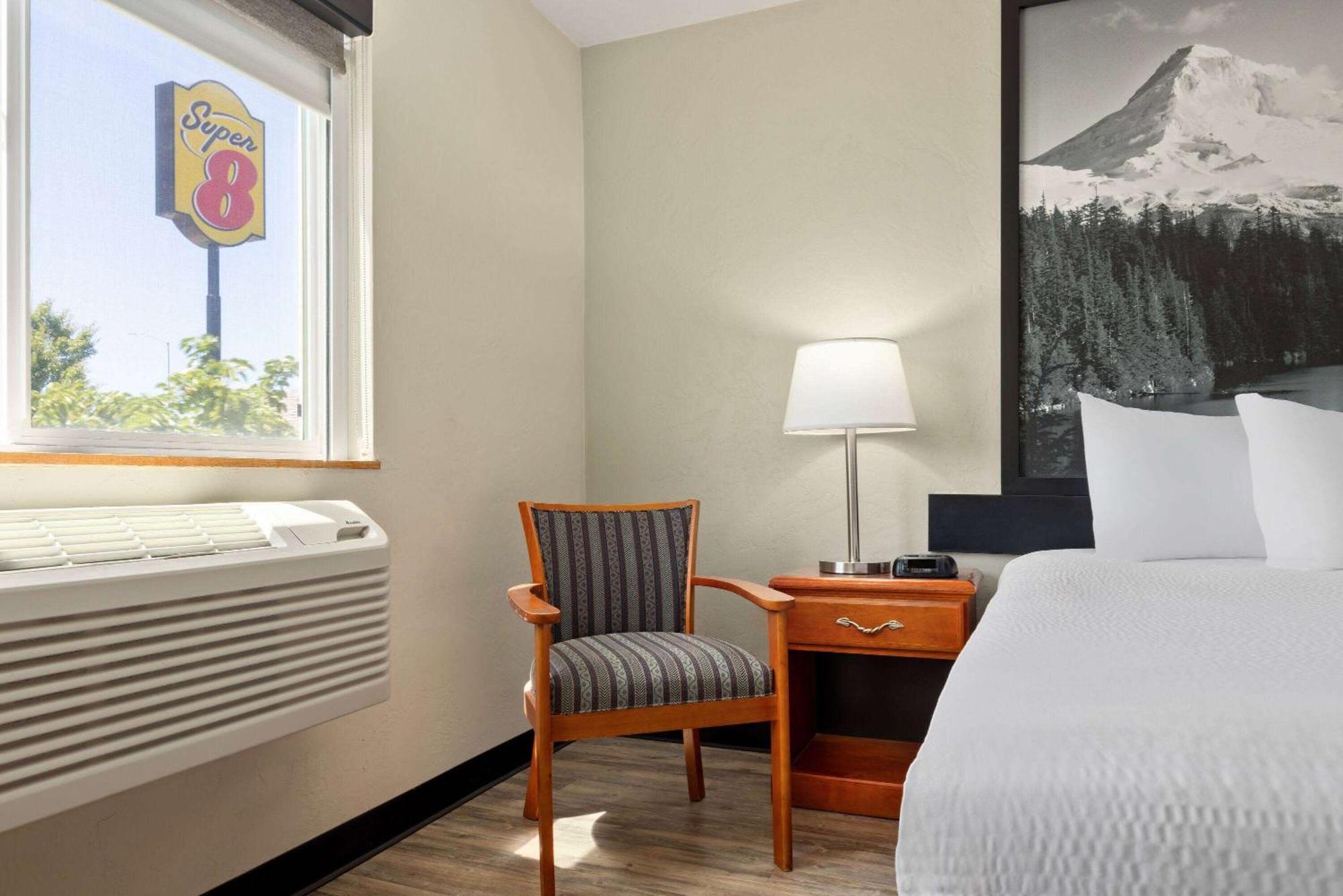 Super 8 by Wyndham Roseburg Hotel Bagian luar foto