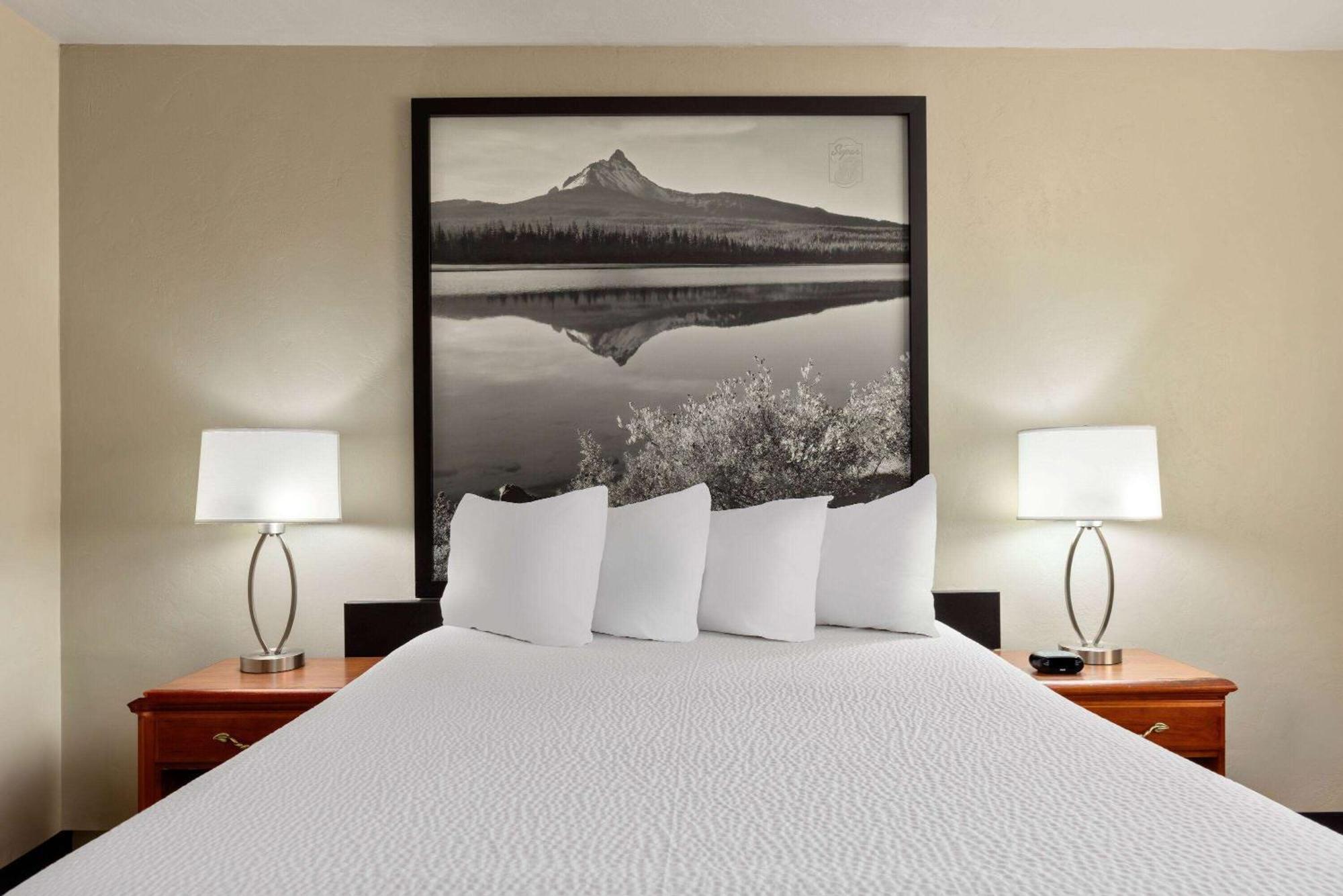 Super 8 by Wyndham Roseburg Hotel Bagian luar foto