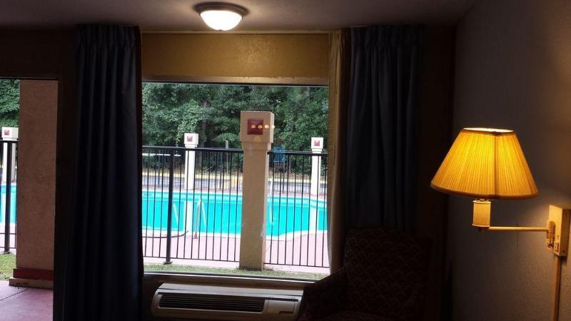 Super 8 by Wyndham Roseburg Hotel Bagian luar foto