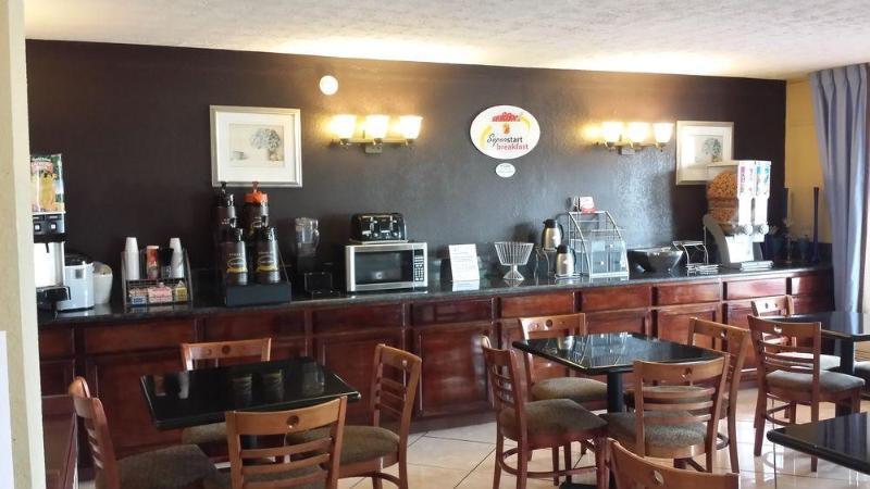 Super 8 by Wyndham Roseburg Hotel Bagian luar foto