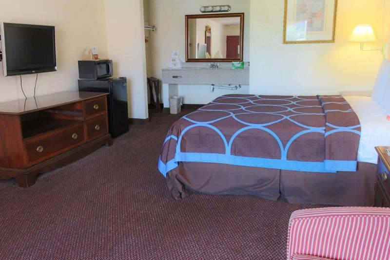 Super 8 by Wyndham Roseburg Hotel Bagian luar foto