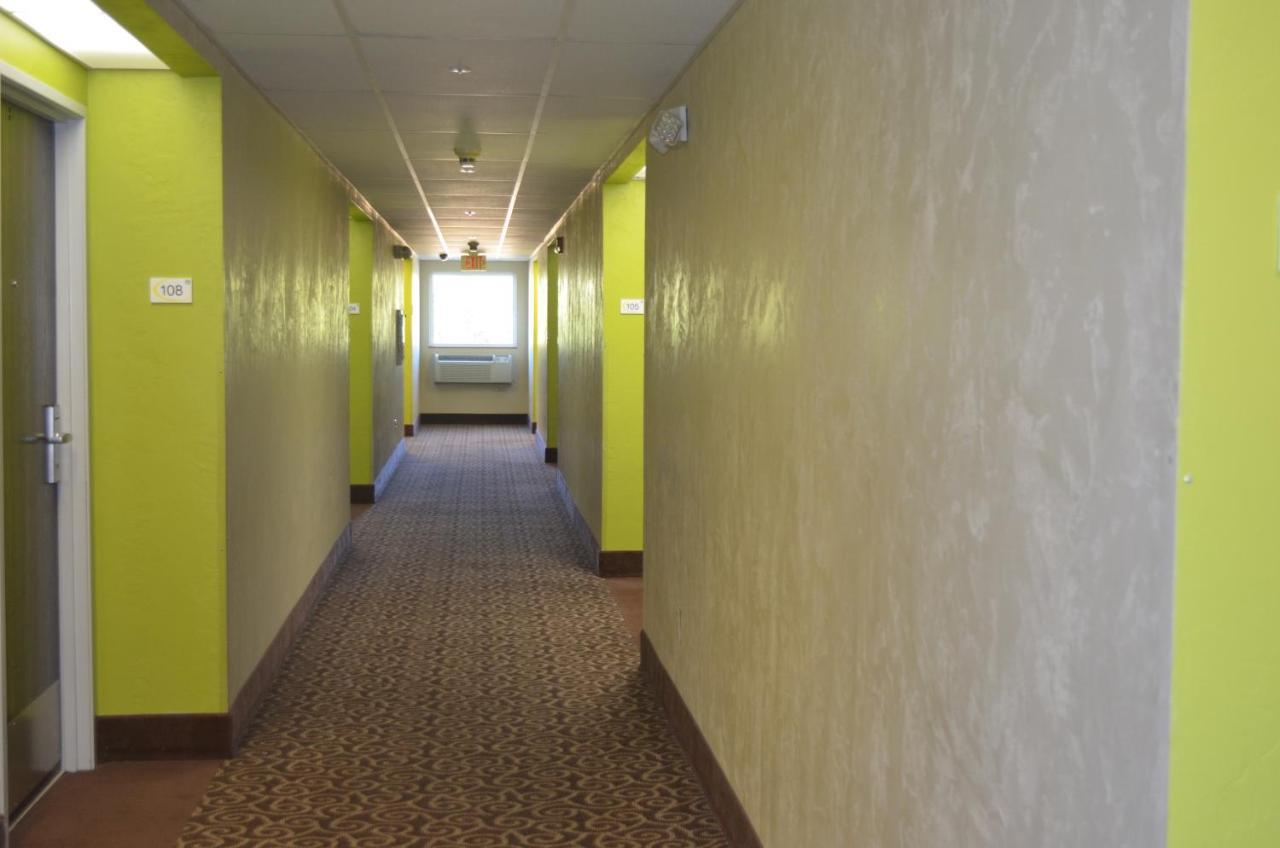 Super 8 by Wyndham Roseburg Hotel Bagian luar foto