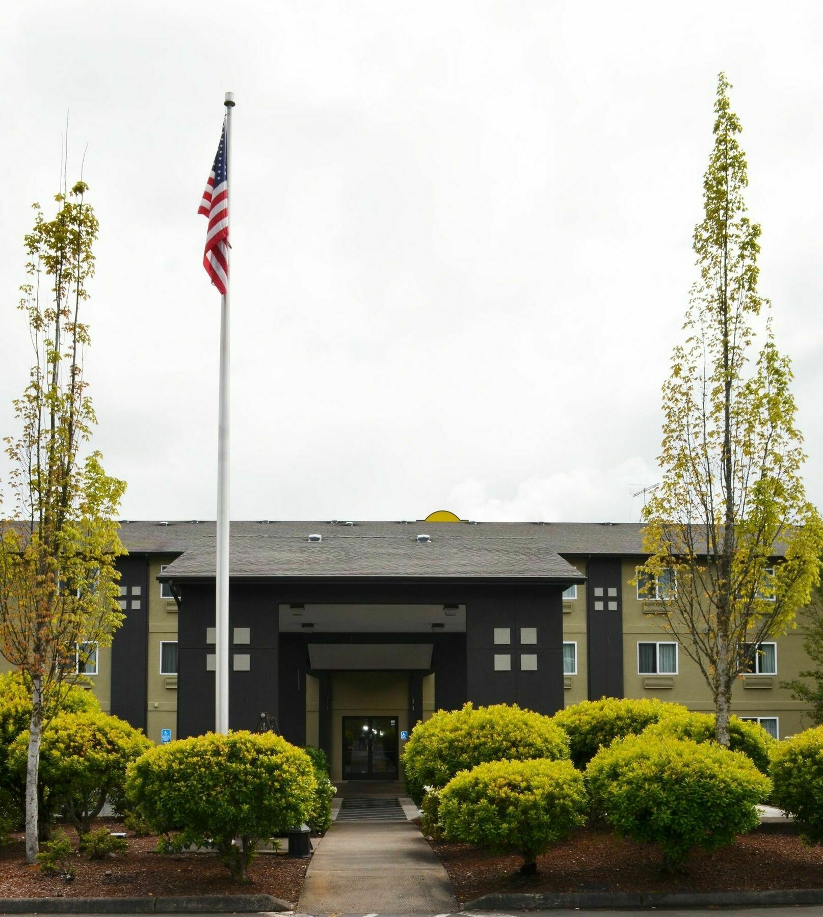 Super 8 by Wyndham Roseburg Hotel Bagian luar foto
