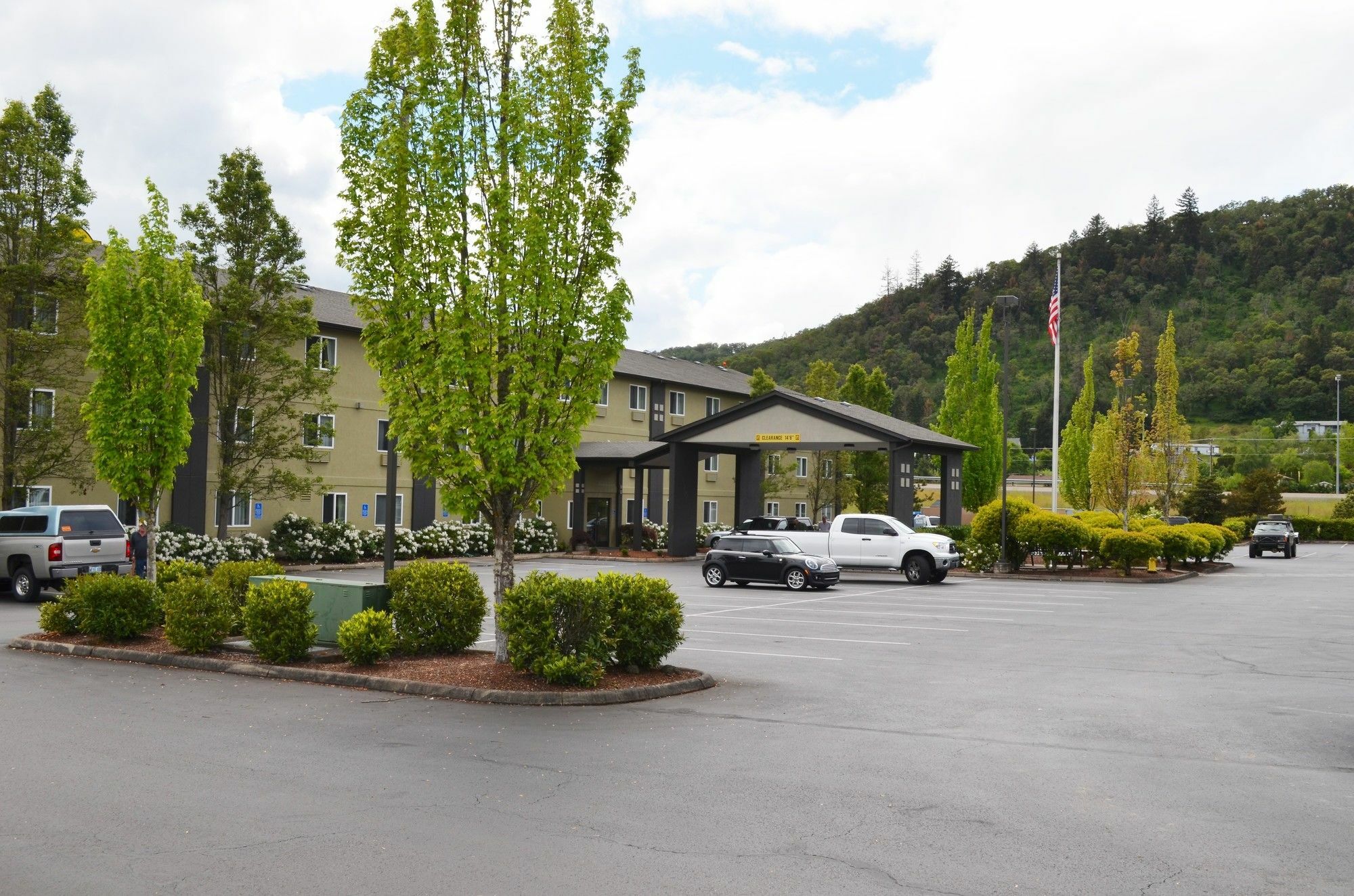 Super 8 by Wyndham Roseburg Hotel Bagian luar foto