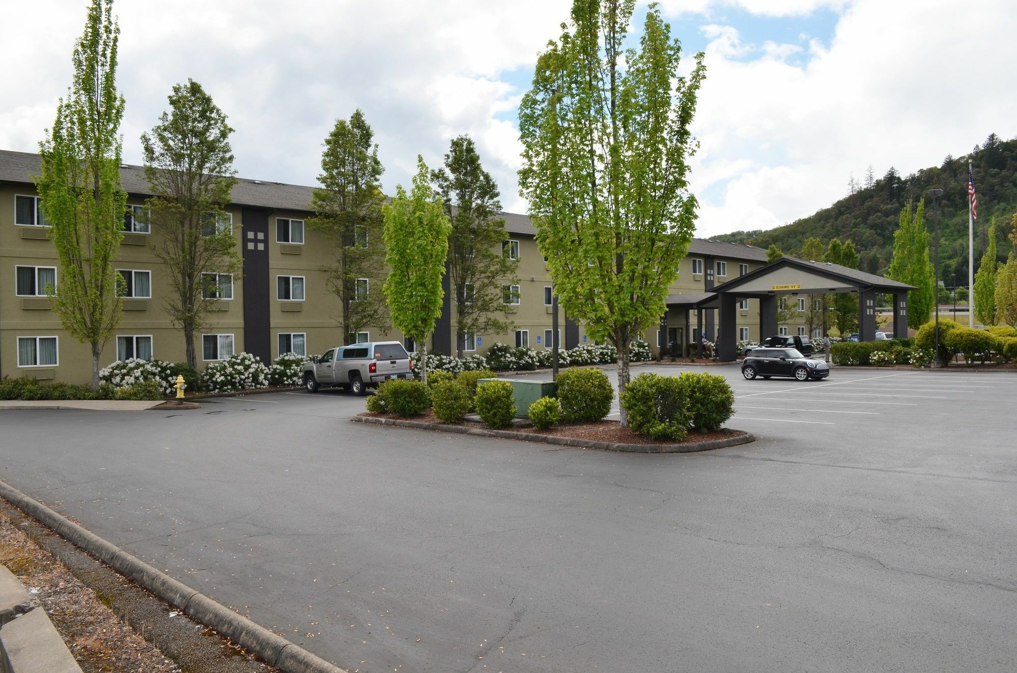 Super 8 by Wyndham Roseburg Hotel Bagian luar foto