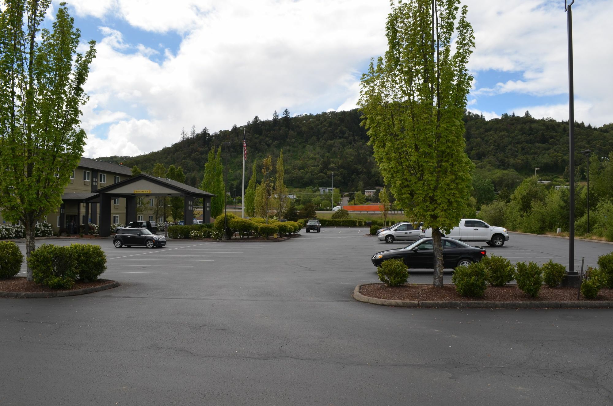 Super 8 by Wyndham Roseburg Hotel Bagian luar foto