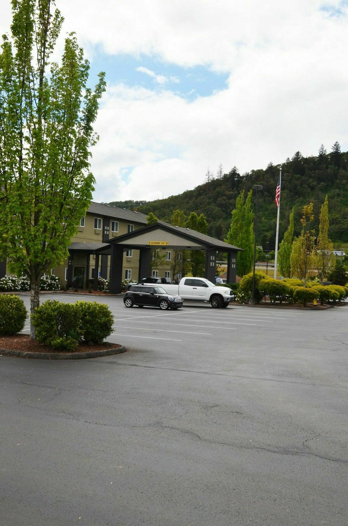 Super 8 by Wyndham Roseburg Hotel Bagian luar foto
