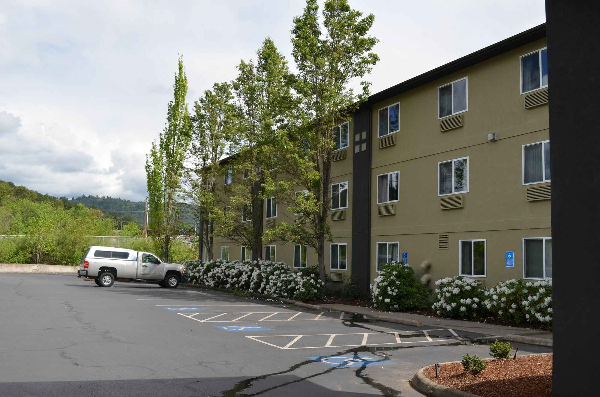 Super 8 by Wyndham Roseburg Hotel Bagian luar foto